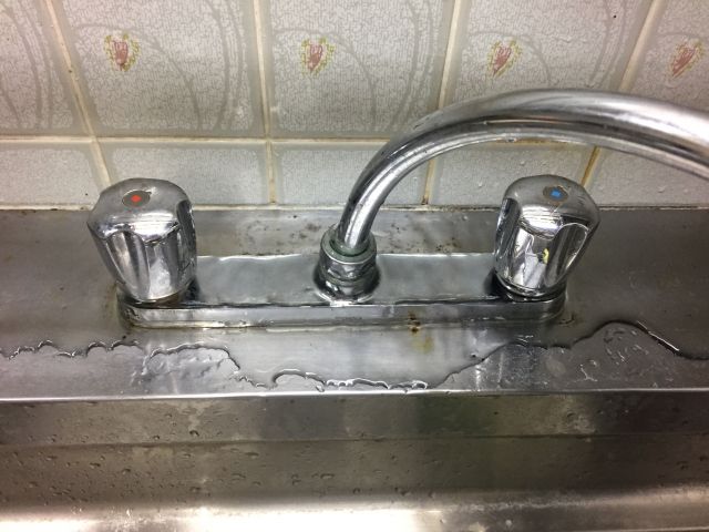 水漏れしている古い蛇口